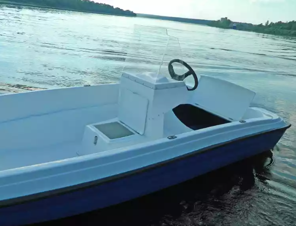 Стеклопластиковая лодка Пингвин с консолью (тримаран) в Саратове