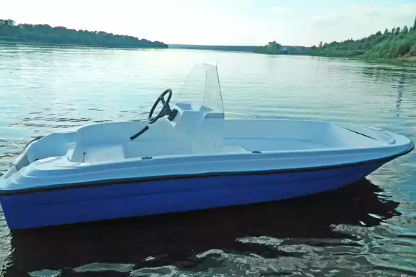 Стеклопластиковая лодка Пингвин с консолью (тримаран) в Саратове