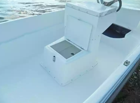 Стеклопластиковая лодка Пингвин с консолью (тримаран) в Саратове