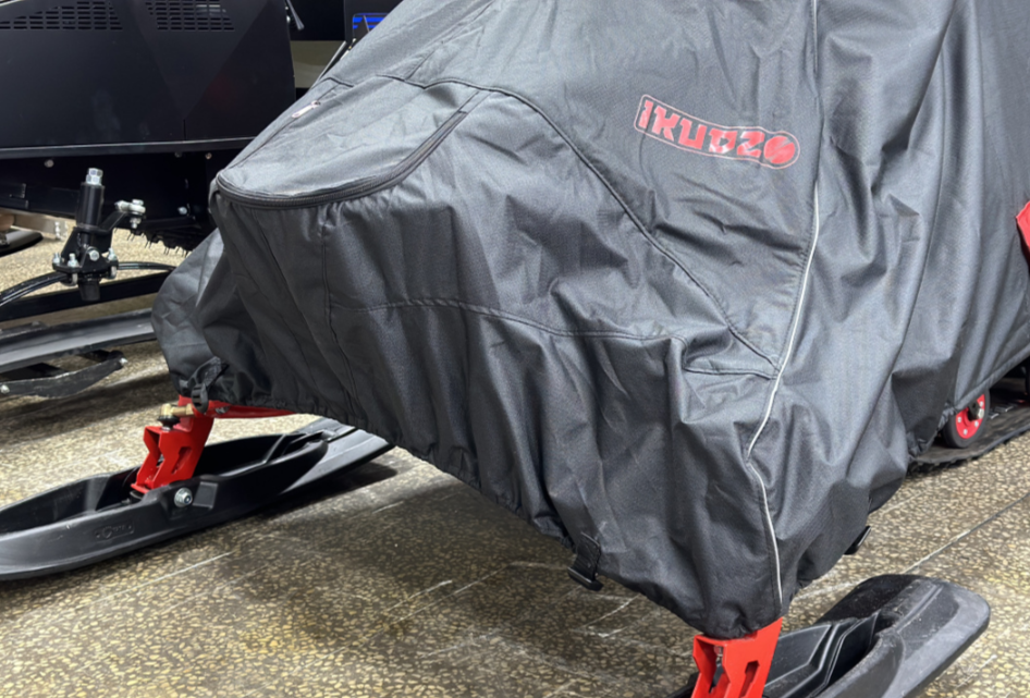 Чехол транспорт. снегохода IKUDZO HUNTER черно-красный Оксфорд ПРЕМИУМ качества с лого IKUDZO в Саратове