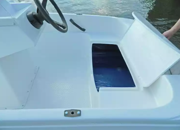 Стеклопластиковая лодка Пингвин с консолью (тримаран) в Саратове