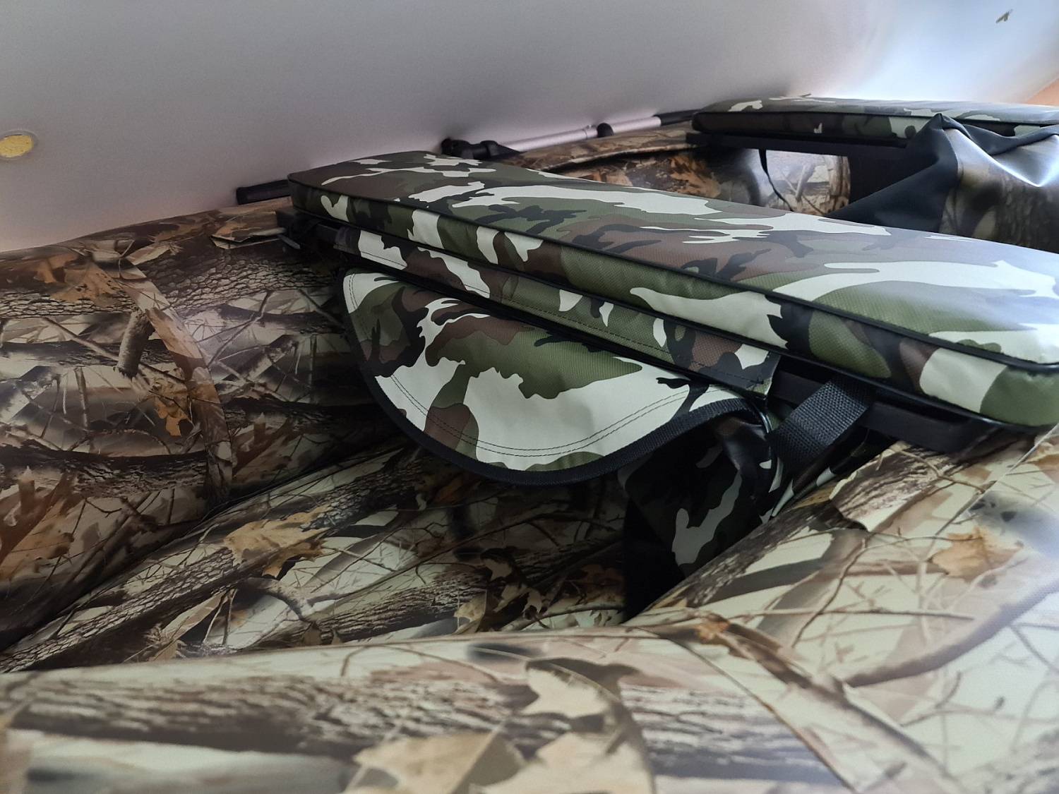 КОМПЛЕКТ МЯГКИХ НАКЛАДОК С СУМКОЙ ДЛЯ ЛОДОК 80Х20 КАМУФЛЯЖ в Саратове